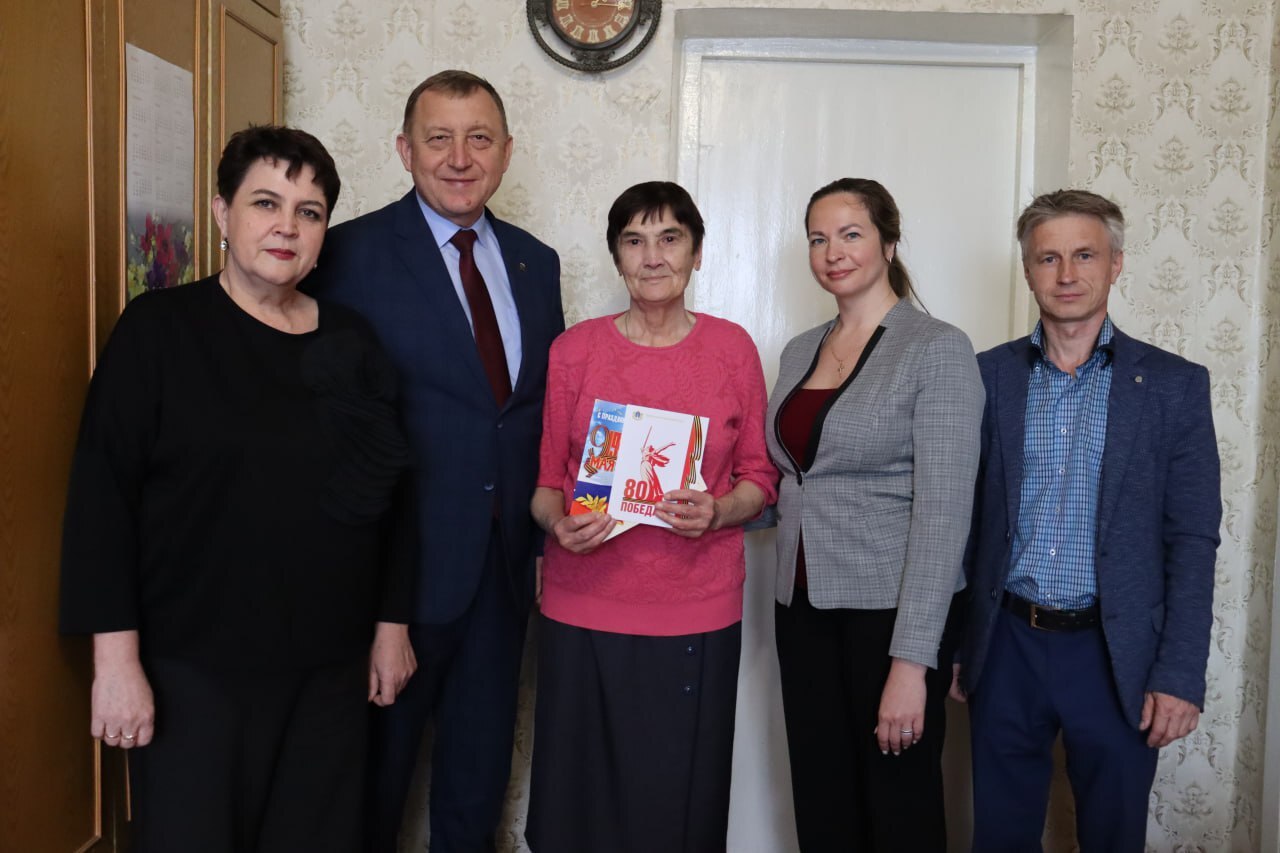 Депутат Законодательного Собрания области Мария Шпак поздравила ветеранов.