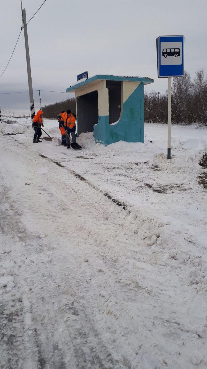 В районе продолжается расчистка после обильного снегопада.