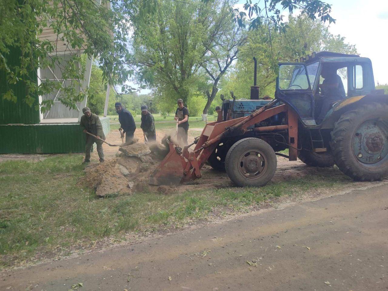 Участники ТОСа «Возрождение» р.п. Радищево продолжают работу по благоустройству своего поселка.