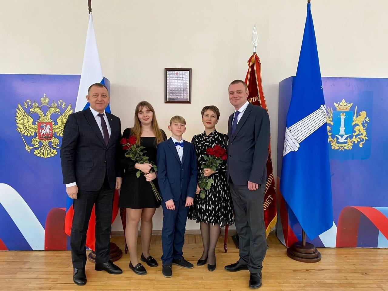 На праздничном концерте чествовали радищевцев.