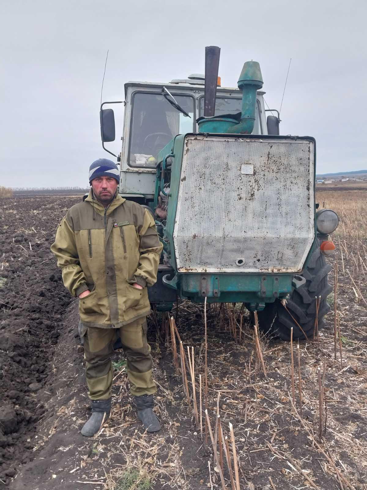 Рустам Рафиков 30 лет трудится механизатором.