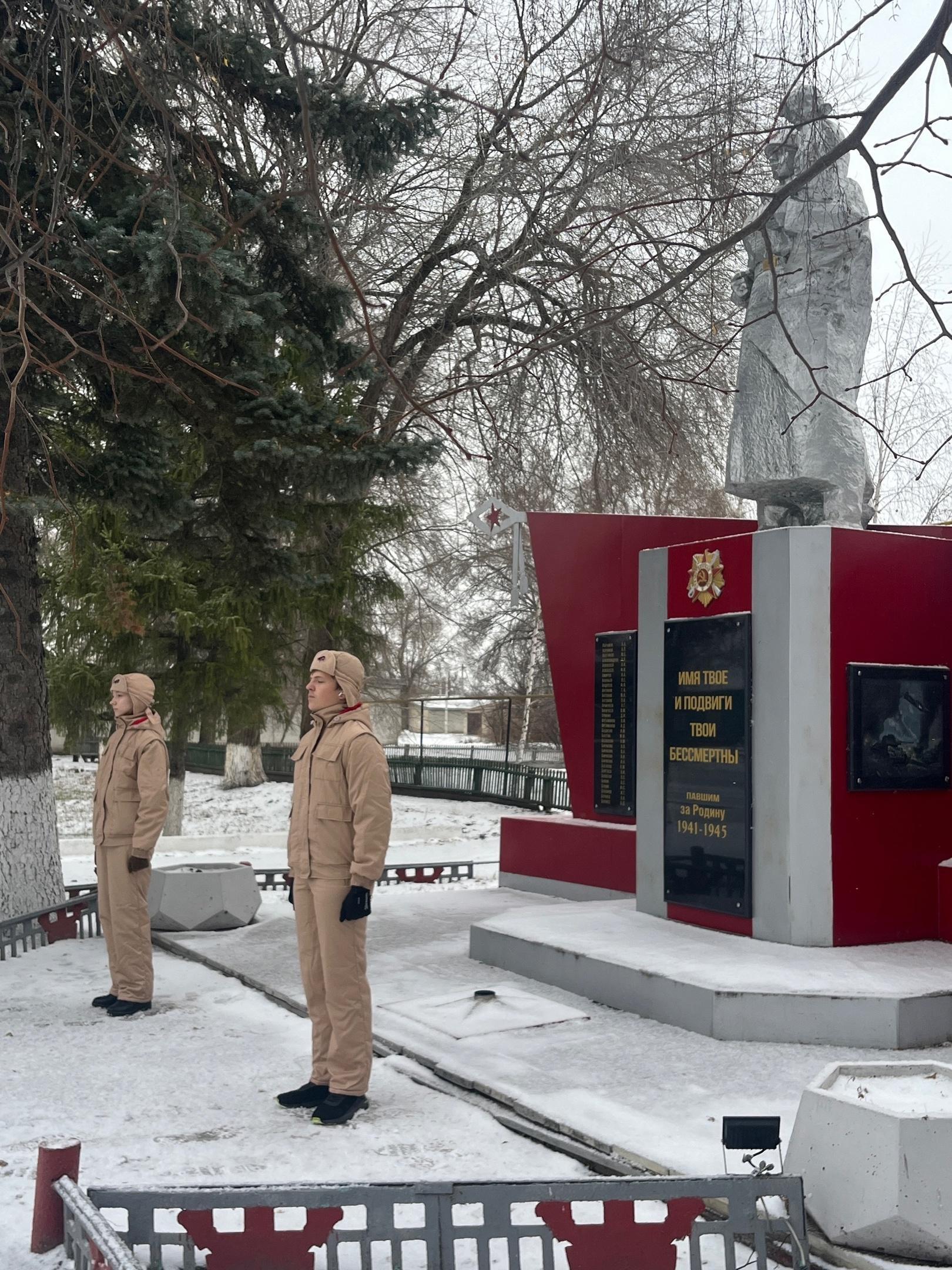 Школьники несут вахту памяти.