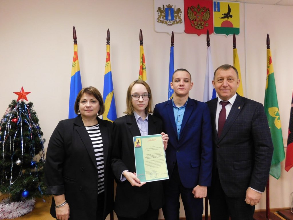 В рамках расширенного аппаратного совещания состоялось чествование победителей конкурса социальной рекламы антикоррупционной направленности..